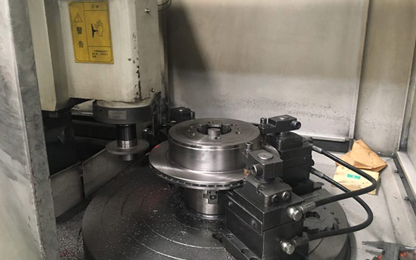 廠家生產(chǎn)設(shè)備：動平衡切削一體機